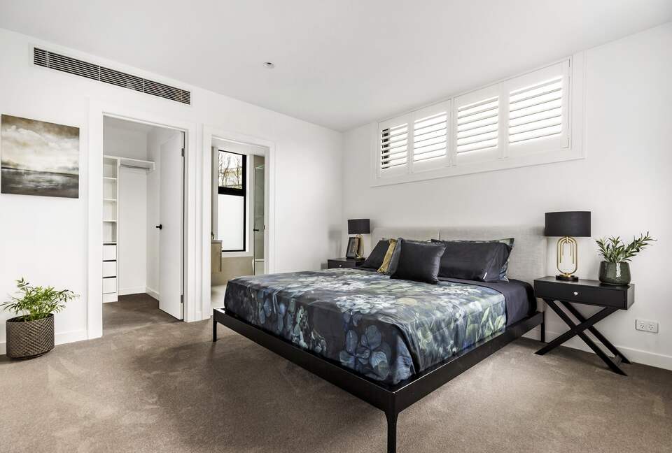 Upscale Four-Bedroom Designer Home in Prestigious Ivanhoe Village - Melbourne, Australia