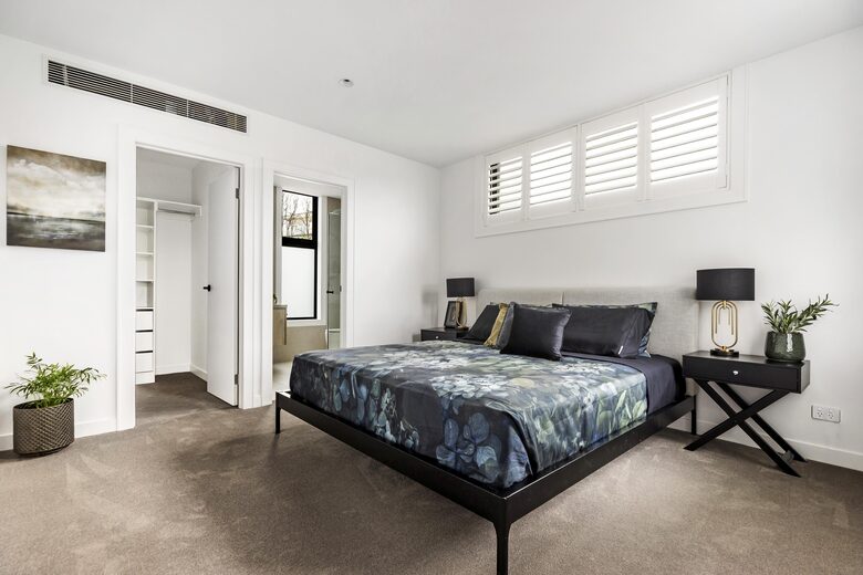 Upscale Four-Bedroom Designer Home in Prestigious Ivanhoe Village - Melbourne, Australia