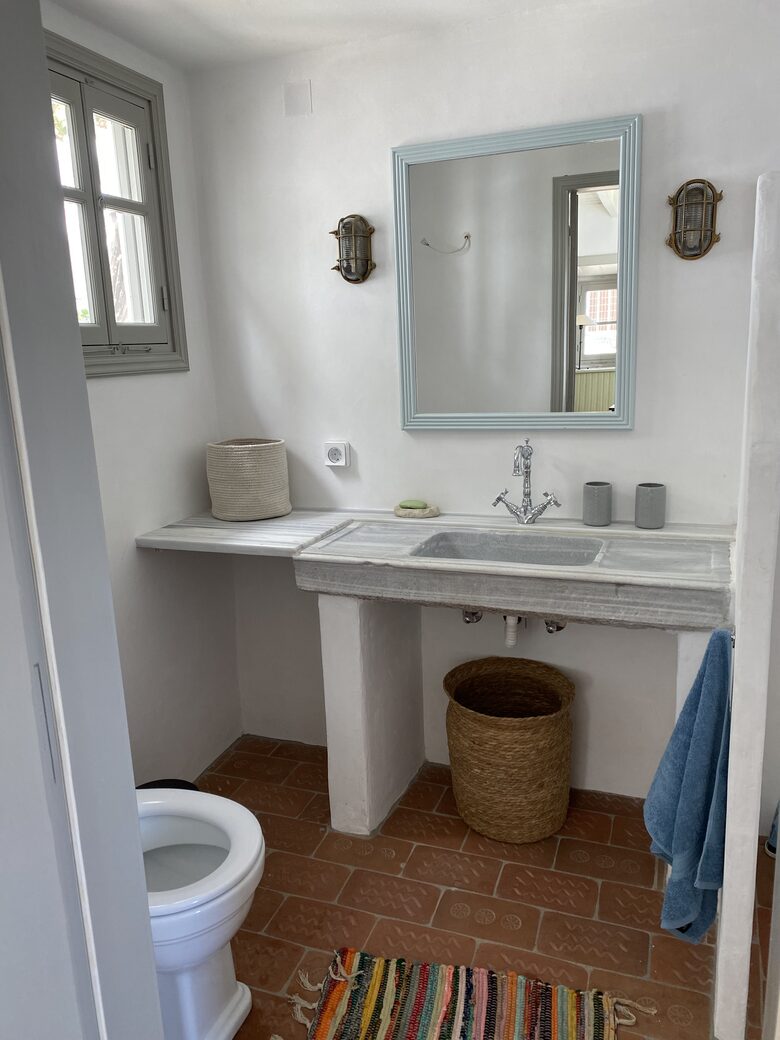 Twin bedrooms bathroom