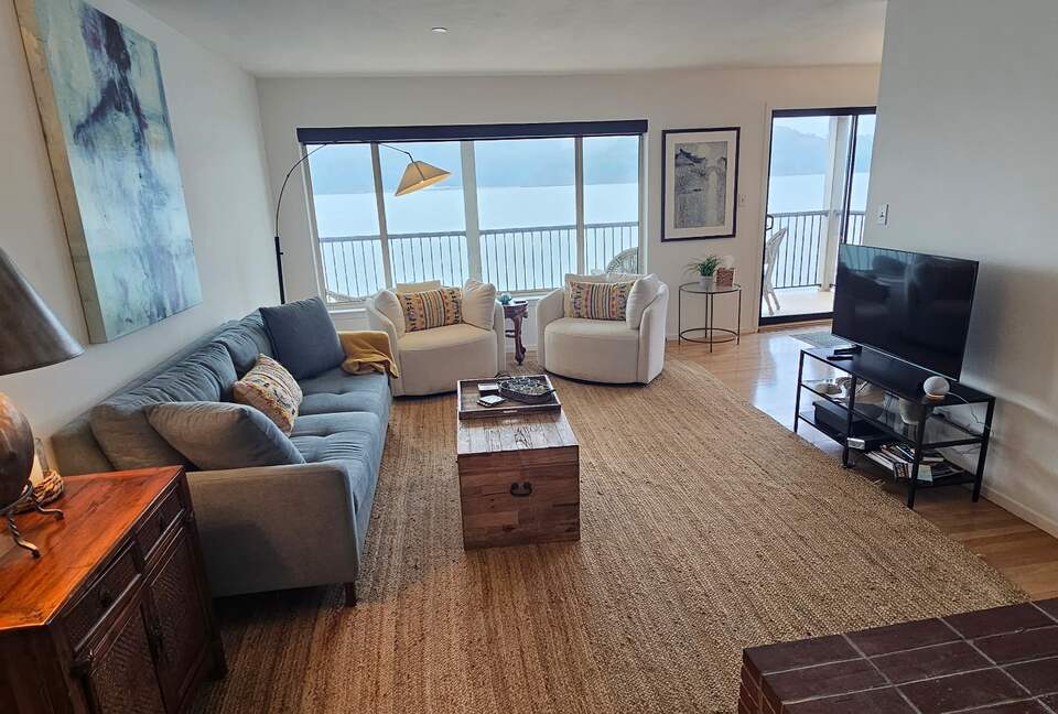 San Francisco Bay Waterfront Apartment - Tiburon, California
