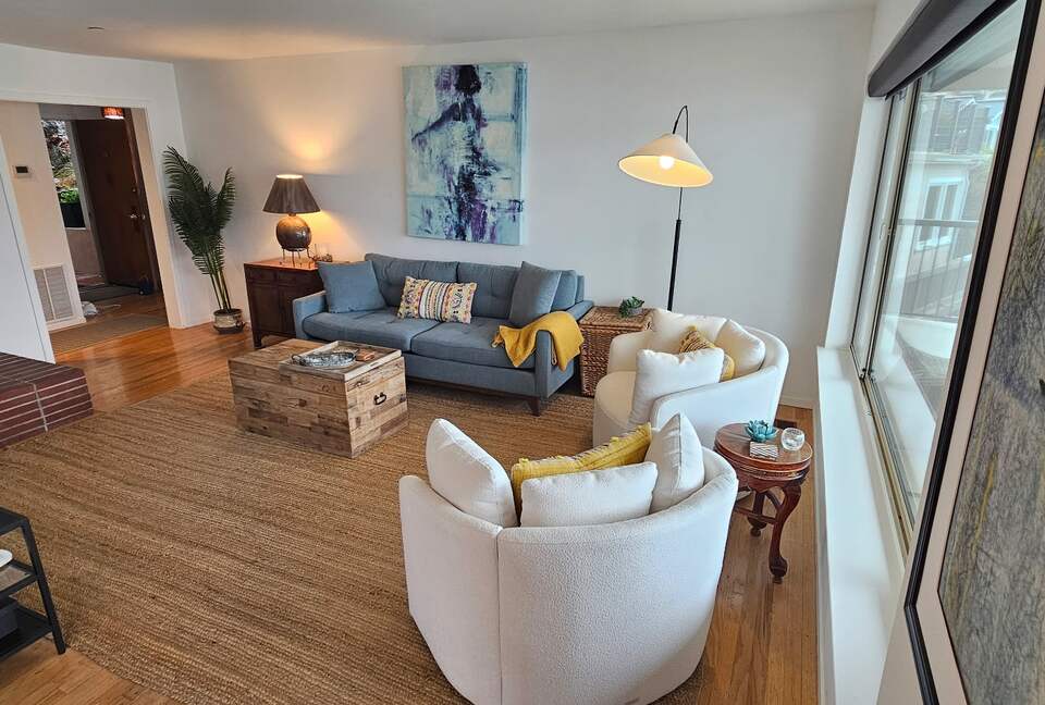 San Francisco Bay Waterfront Apartment - Tiburon, California