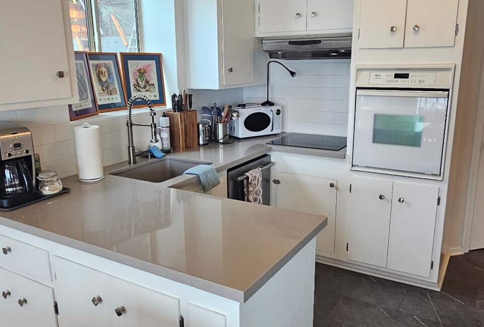 San Francisco Bay Waterfront Apartment - Tiburon, California