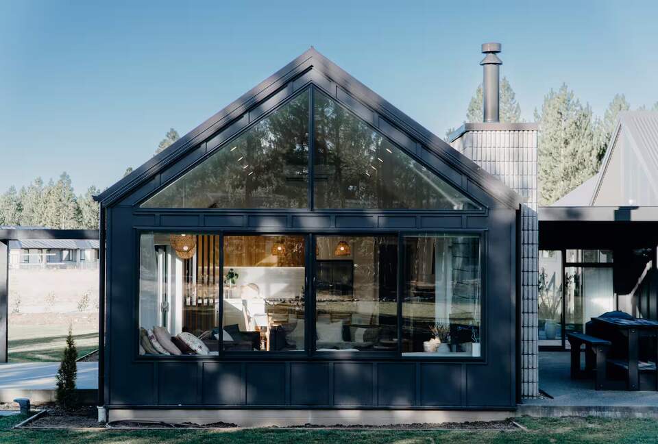 Twizel Pines Retreat | Modern Alpine Luxury Near Town - Twizel, New Zealand