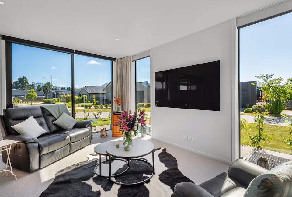 Stylish Three-Bedroom Retreat Moments from Lake Wānaka - Wānaka, New Zealand