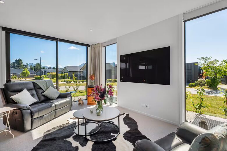 Stylish Three-Bedroom Retreat Moments from Lake Wānaka - Wānaka, New Zealand