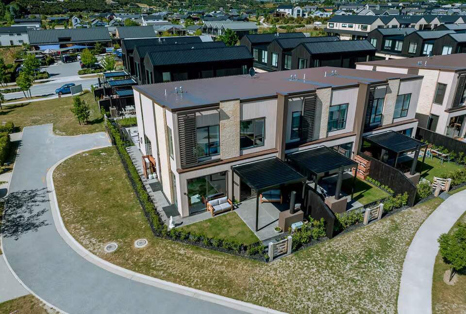 Stylish Three-Bedroom Retreat Moments from Lake Wānaka - Wānaka, New Zealand