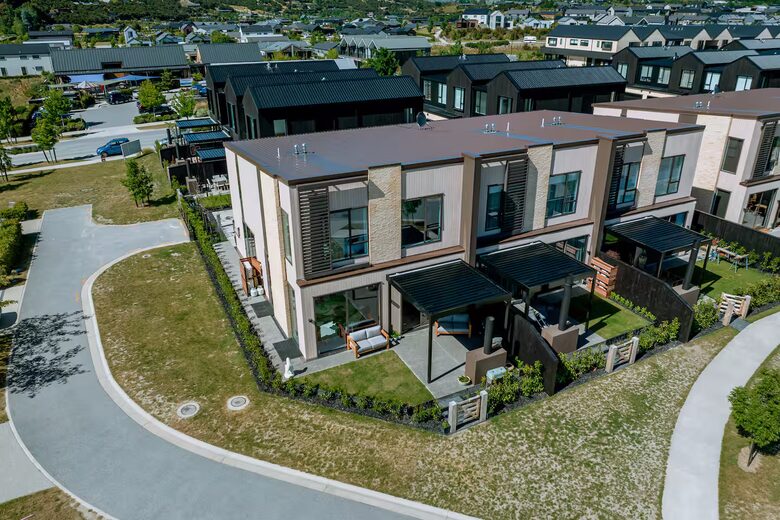 Stylish Three-Bedroom Retreat Moments from Lake Wānaka - Wānaka, New Zealand