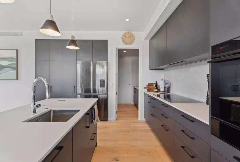 Stylish Three-Bedroom Retreat Moments from Lake Wānaka - Wānaka, New Zealand