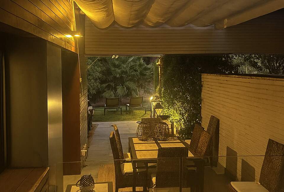 Contemporary Apartment Framed by Lush Gardens - El Puerto de Santa María, Spain