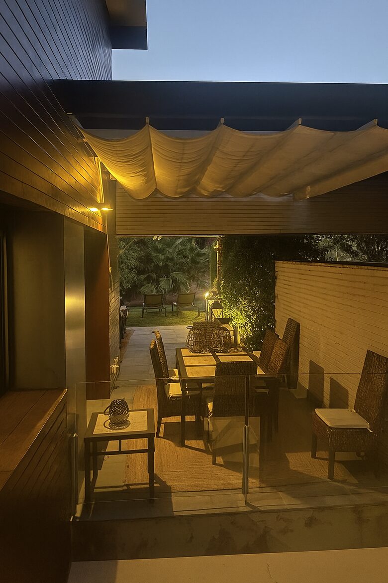 Contemporary Apartment Framed by Lush Gardens - El Puerto de Santa María, Spain