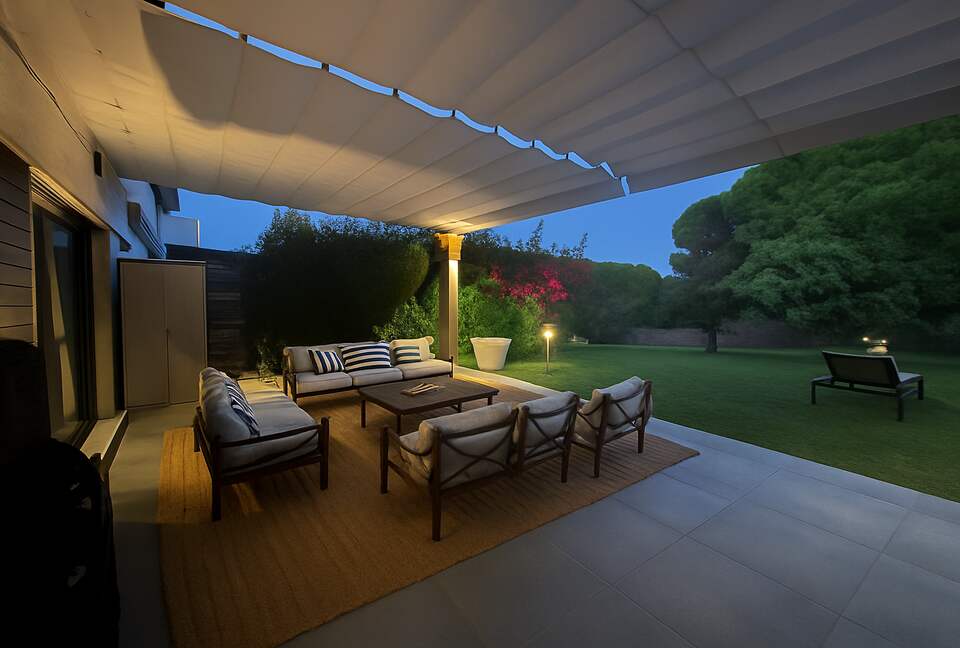 Contemporary Apartment Framed by Lush Gardens - El Puerto de Santa María, Spain
