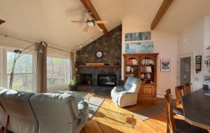 Cozy Mountain Stay with Short 5 Minute Walk to the Slopes - Hunter, New York