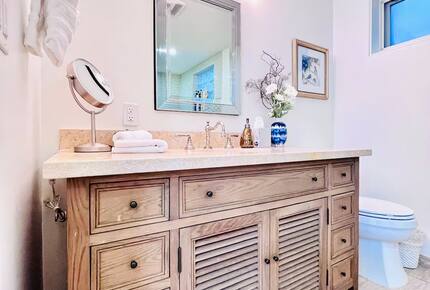 Light Filled Carmel Hideaway | Short Walk to Downtown and the Beach - Carmel, California