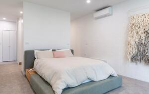 Modern Glass Walled Countryside Sanctuary in Rural Victoria - Bullengarook, Australia