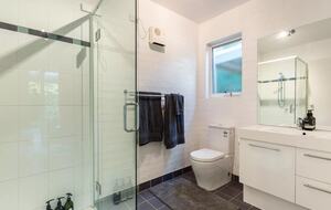 Modern Glass Walled Countryside Sanctuary in Rural Victoria - Bullengarook, Australia