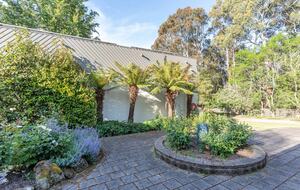 Modern Glass Walled Countryside Sanctuary in Rural Victoria - Bullengarook, Australia