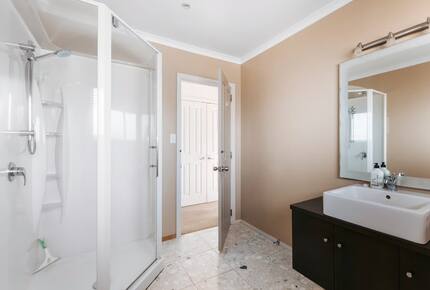 Relaxed Coastal Getaway Near Golden Sands Village - Pāpāmoa, New Zealand