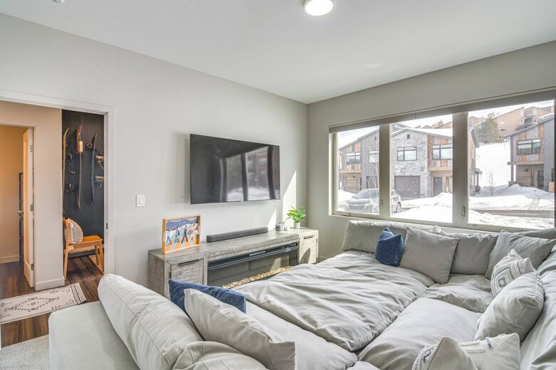 Modern Granby Ranch Getaway With Mountain Views - Granby, Colorado