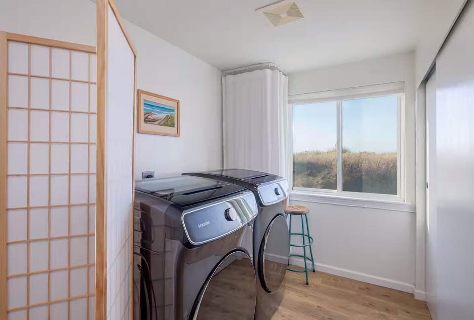 Whidbey Island Horizon Retreat | Modern Home with Expansive Views - Oak Harbor, Washington