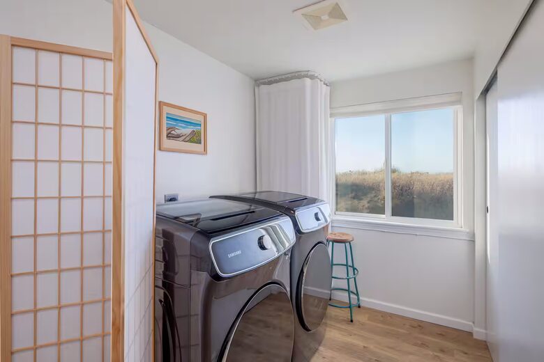 Whidbey Island Horizon Retreat | Modern Home with Expansive Views - Oak Harbor, Washington