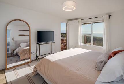 Whidbey Island Horizon Retreat | Modern Home with Expansive Views - Oak Harbor, Washington