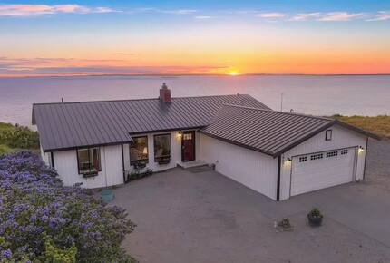 Whidbey Island Horizon Retreat | Modern Home with Expansive Views - Oak Harbor, Washington