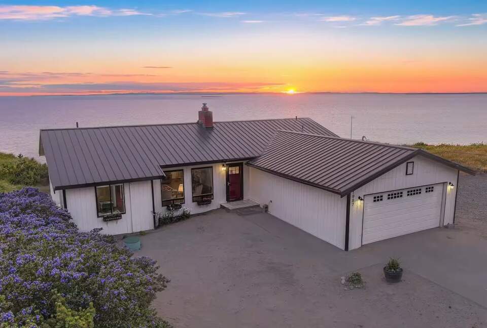Whidbey Island Horizon Retreat | Modern Home with Expansive Views - Oak Harbor, Washington
