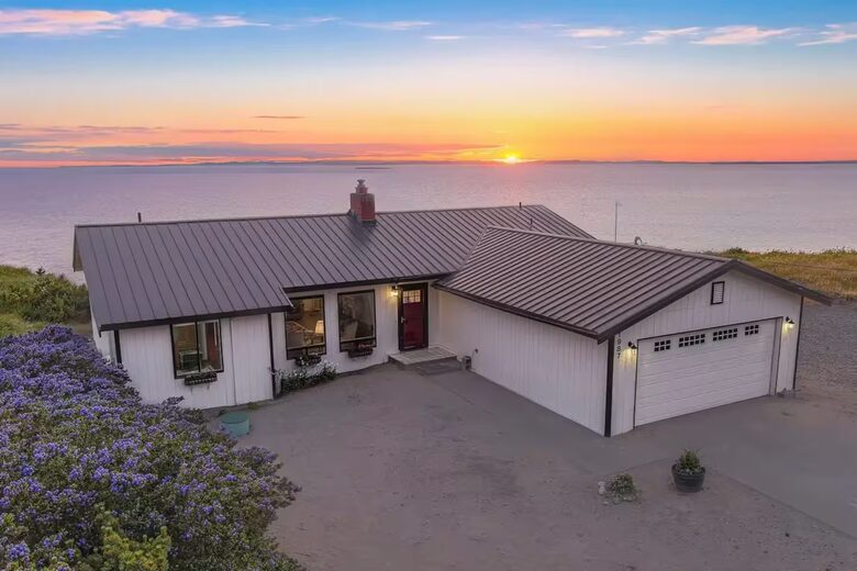Whidbey Island Horizon Retreat | Modern Home with Expansive Views - Oak Harbor, Washington