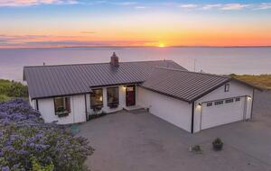 Whidbey Island Horizon Retreat | Modern Home with Expansive Views - Oak Harbor, Washington