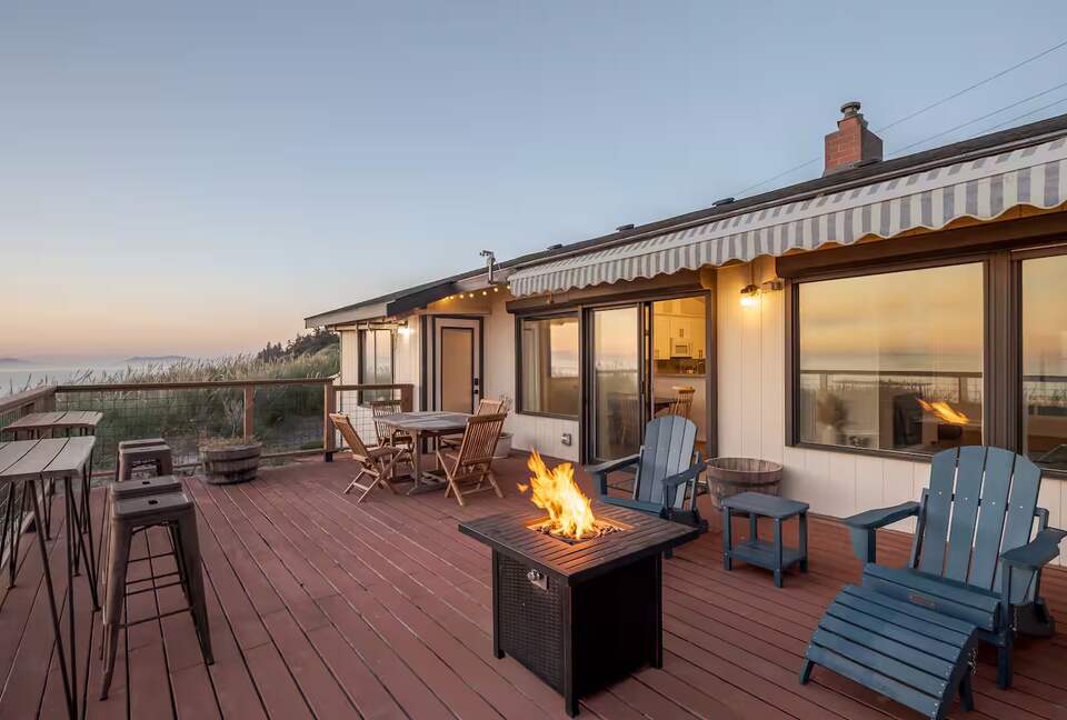 Whidbey Island Horizon Retreat | Modern Home with Expansive Views - Oak Harbor, Washington