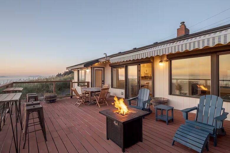 Whidbey Island Horizon Retreat | Modern Home with Expansive Views - Oak Harbor, Washington