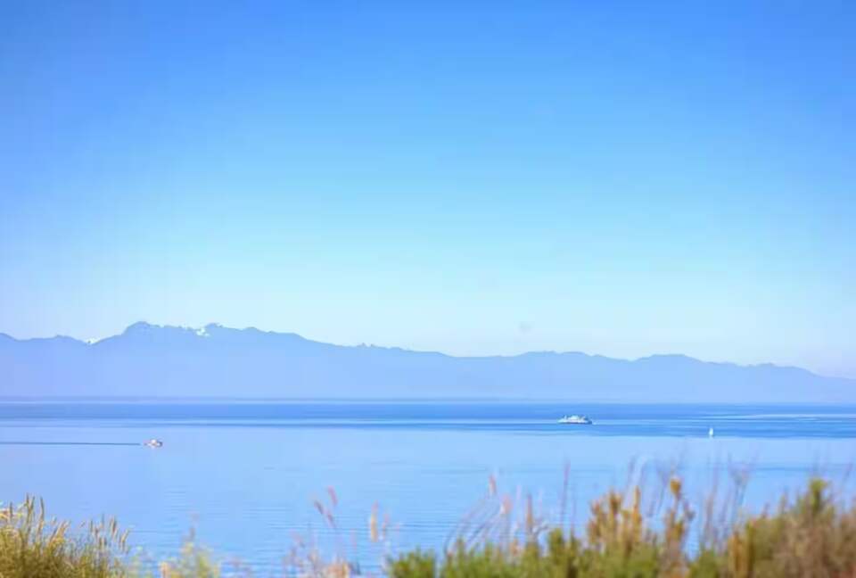 Whidbey Island Horizon Retreat | Modern Home with Expansive Views - Oak Harbor, Washington