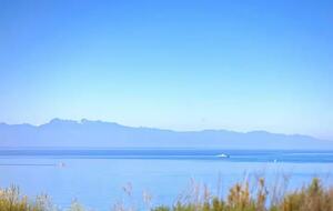 Whidbey Island Horizon Retreat | Modern Home with Expansive Views - Oak Harbor, Washington