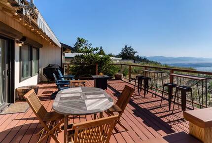 Whidbey Island Horizon Retreat | Modern Home with Expansive Views - Oak Harbor, Washington