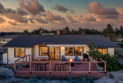 Whidbey Island Horizon Retreat | Modern Home with Expansive Views - Oak Harbor, Washington