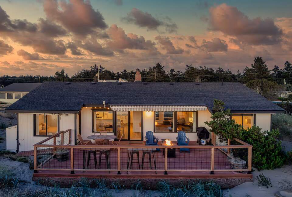 Whidbey Island Horizon Retreat | Modern Home with Expansive Views - Oak Harbor, Washington