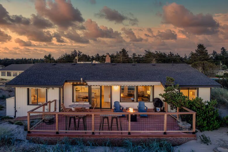 Whidbey Island Horizon Retreat | Modern Home with Expansive Views - Oak Harbor, Washington