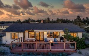 Whidbey Island Horizon Retreat | Modern Home with Expansive Views - Oak Harbor, Washington