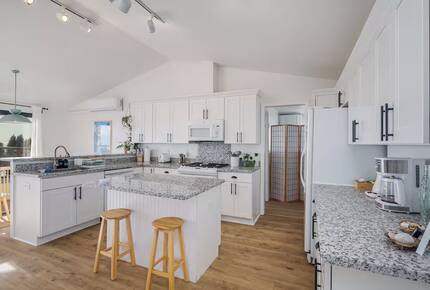 Whidbey Island Horizon Retreat | Modern Home with Expansive Views - Oak Harbor, Washington