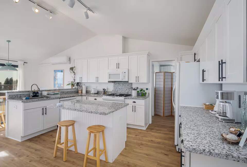 Whidbey Island Horizon Retreat | Modern Home with Expansive Views - Oak Harbor, Washington