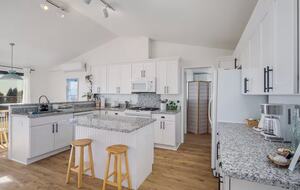 Whidbey Island Horizon Retreat | Modern Home with Expansive Views - Oak Harbor, Washington