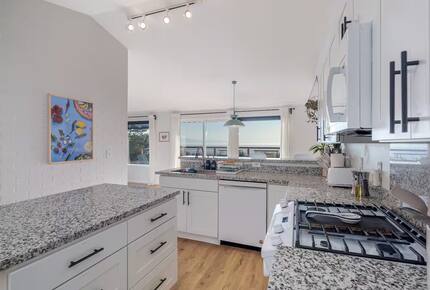 Whidbey Island Horizon Retreat | Modern Home with Expansive Views - Oak Harbor, Washington