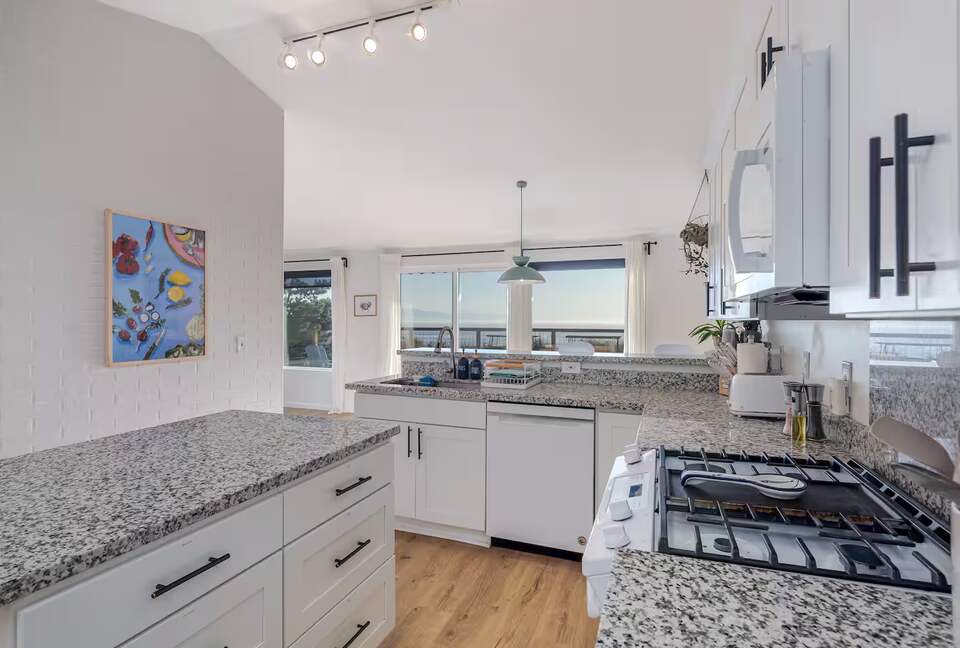 Whidbey Island Horizon Retreat | Modern Home with Expansive Views - Oak Harbor, Washington