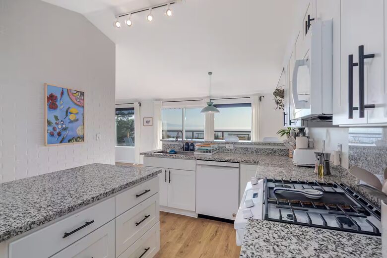 Whidbey Island Horizon Retreat | Modern Home with Expansive Views - Oak Harbor, Washington