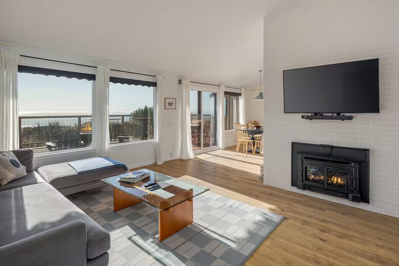 Whidbey Island Horizon Retreat | Modern Home with Expansive Views - Oak Harbor, Washington