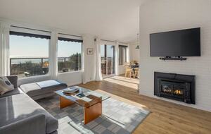 Whidbey Island Horizon Retreat | Modern Home with Expansive Views - Oak Harbor, Washington