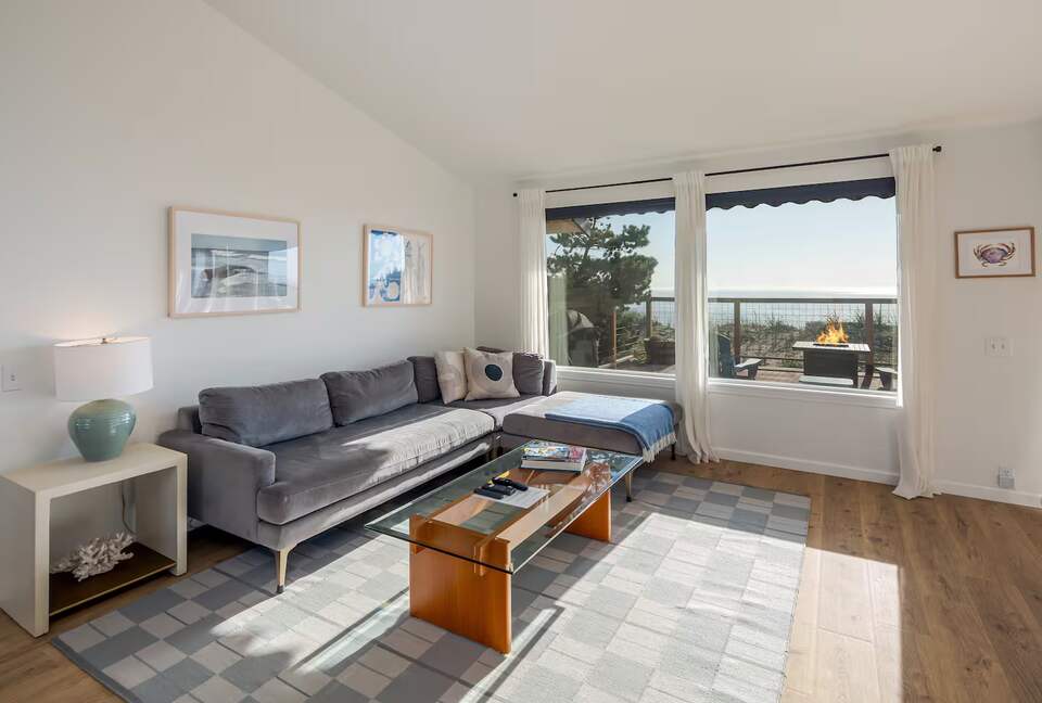 Whidbey Island Horizon Retreat | Modern Home with Expansive Views - Oak Harbor, Washington