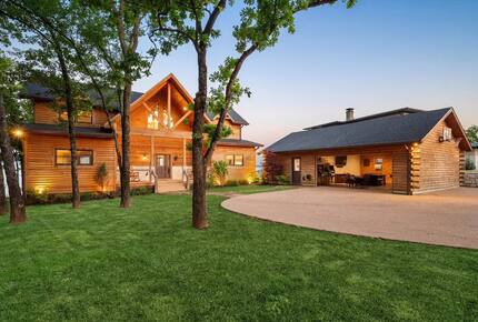 Paradise Cove Lakehouse | Timber-Frame Luxury on the Water - Streetman, Texas