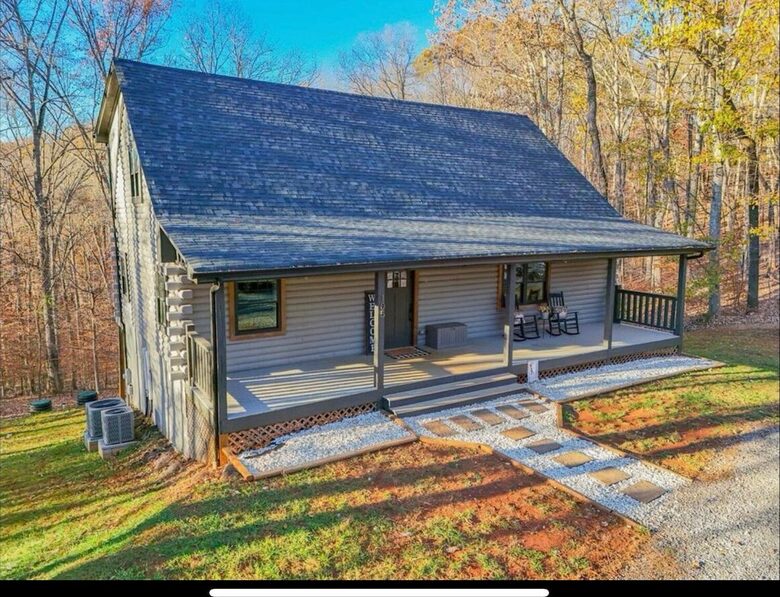 Cozy Hidden Woodland Retreat Near the Lake - Moneta, Virginia