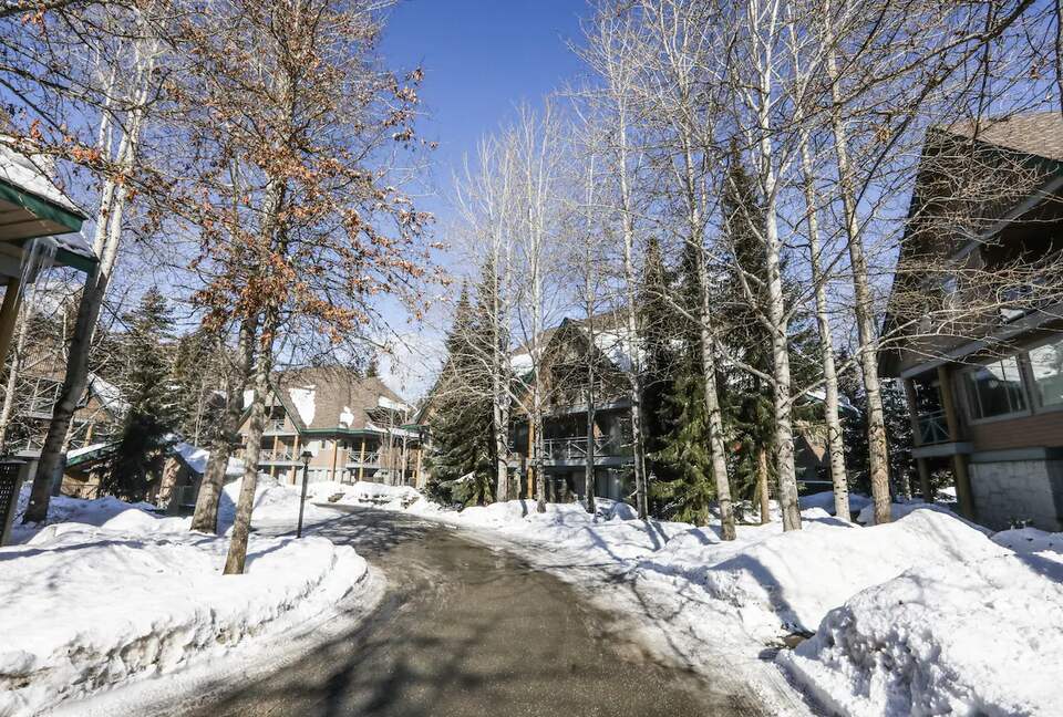 Alpine Comfort at Valhalla | Spacious Home with Easy Mountain Access - Whistler, Canada